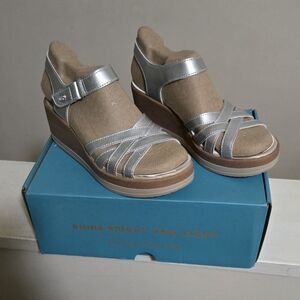 NEW Bzees For Lifestride Rhythm Wedge Sandals Metallic Silver Size 7